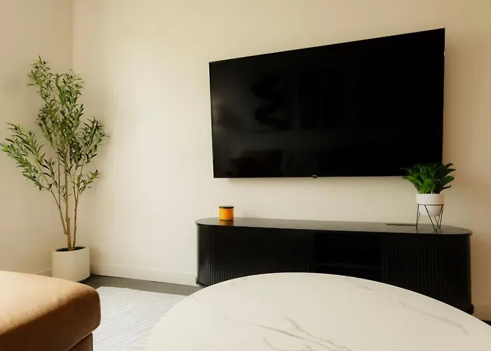 Apartment Above The Roots - Sophisticated 1bd Retreat