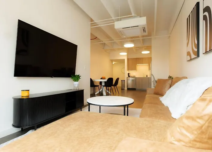 Apartment Above The Roots - Sophisticated 1bd Retreat *