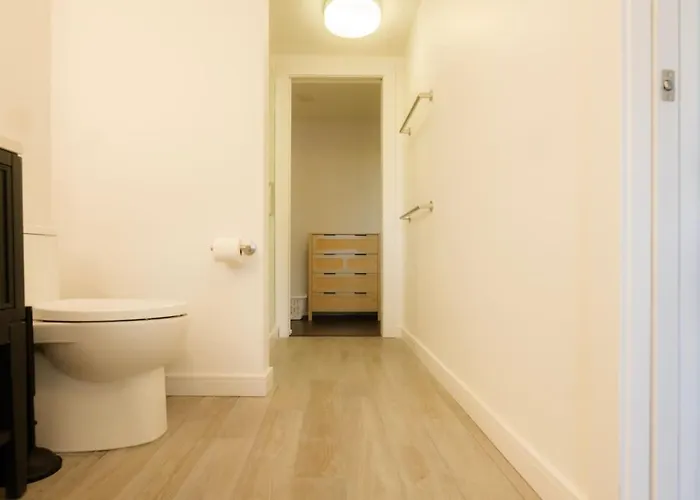 Above The Roots - Sophisticated 1bd Retreat