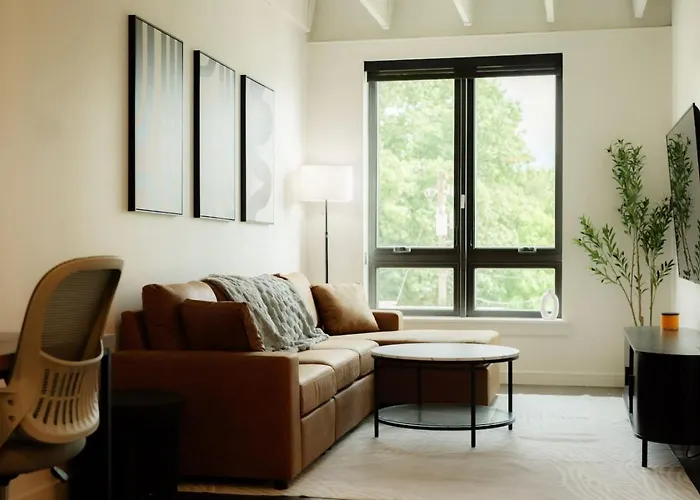 Above The Roots - Sophisticated 1bd Retreat