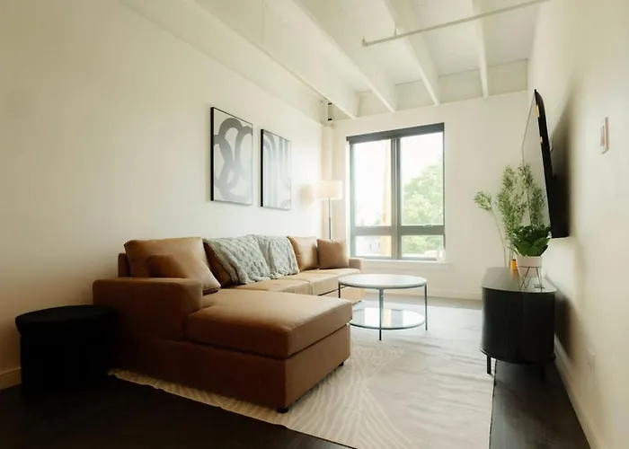 Above The Roots - Sophisticated 1bd Retreat